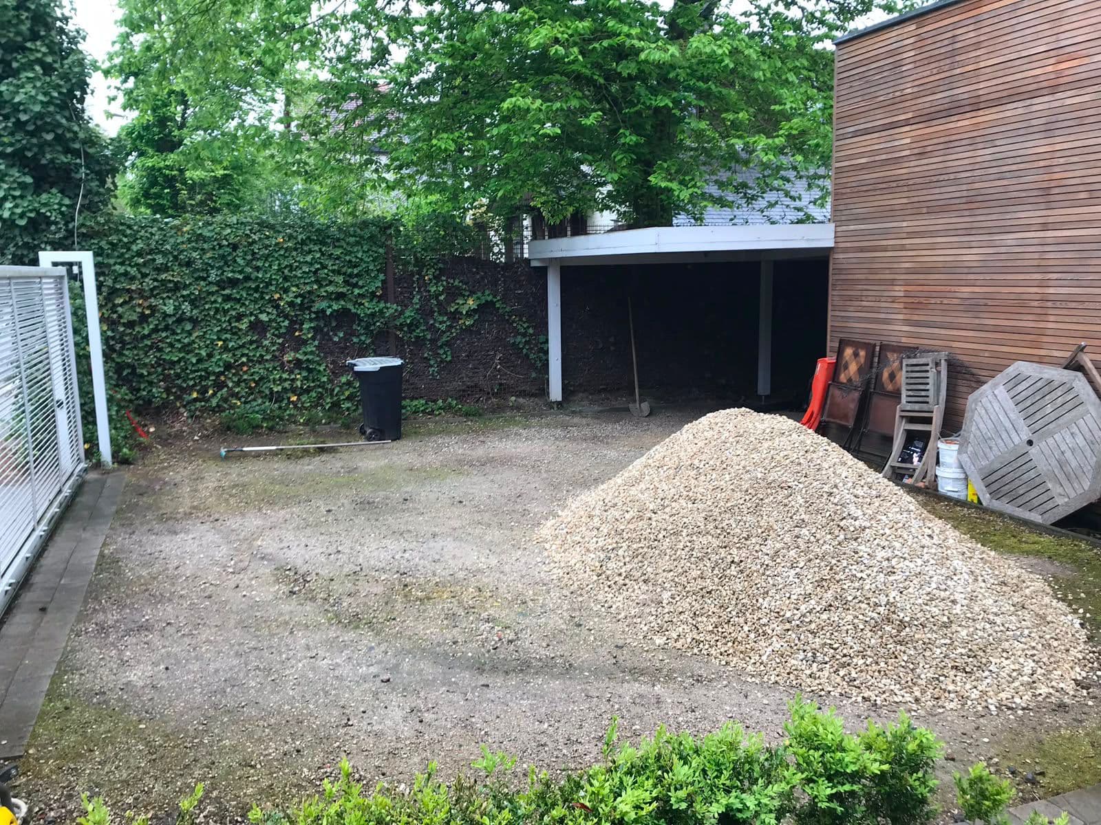Cour en terre avec tas de gravier avant aménagement