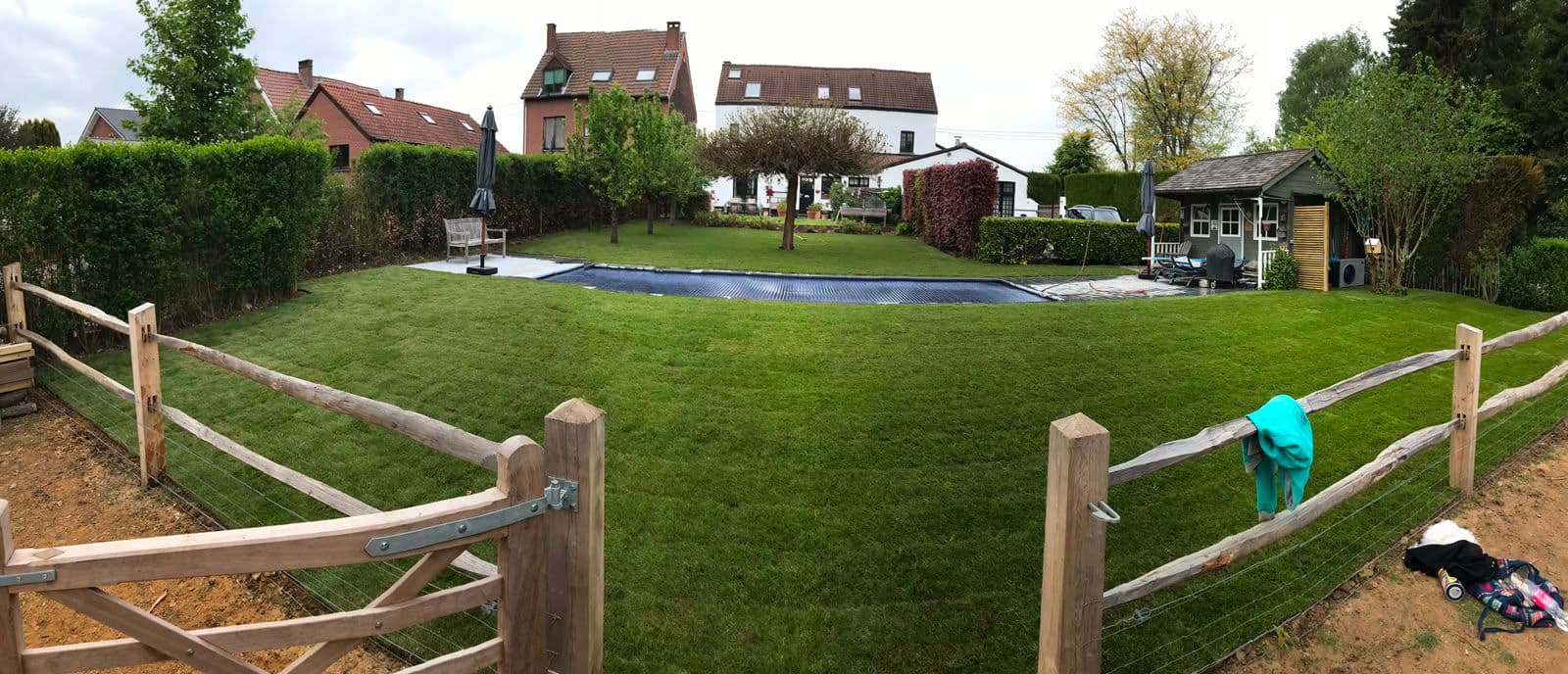 Jardin terminé avec pelouse posée autour de la piscine