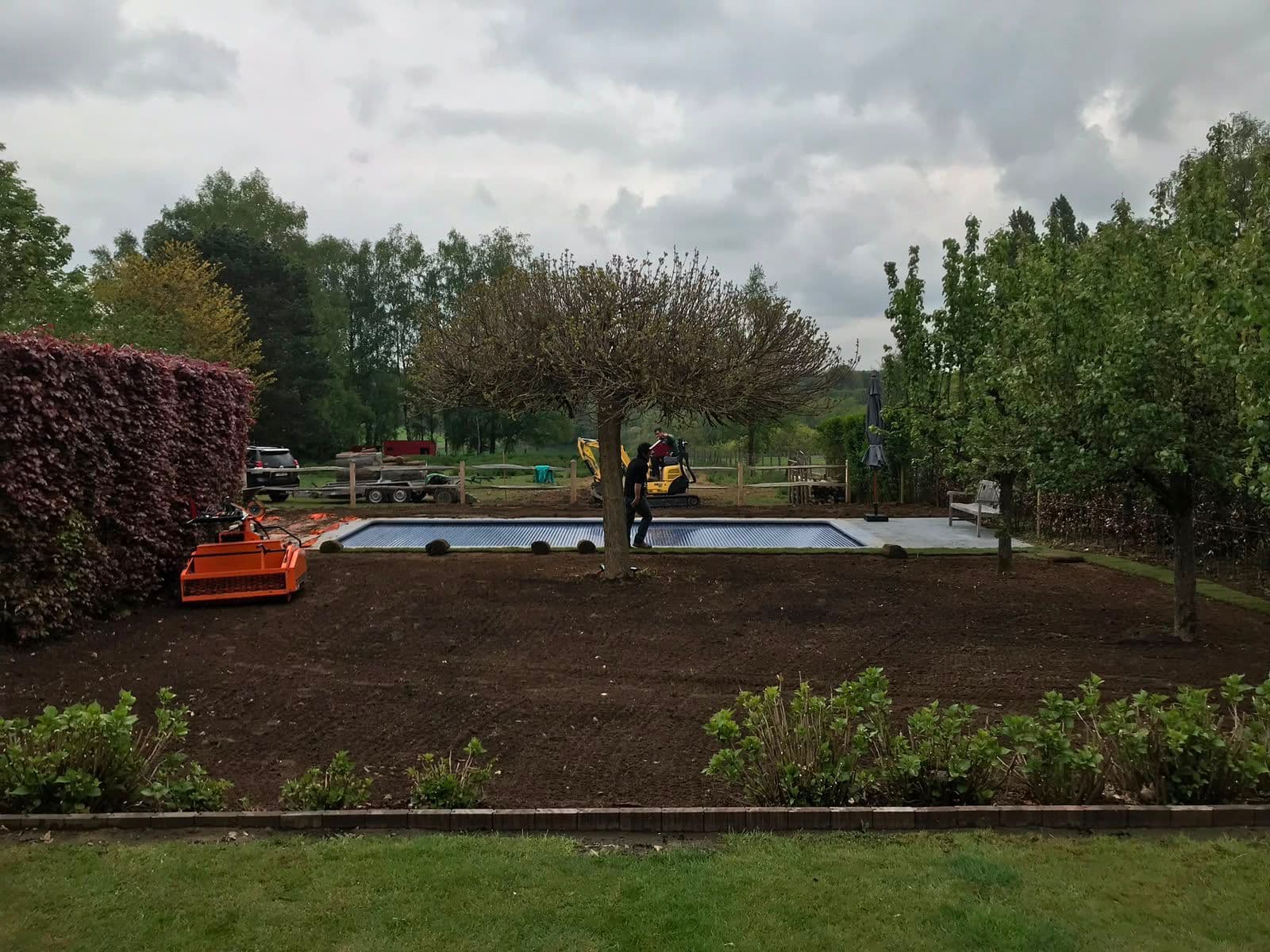 Chantier de création de jardin autour d'une piscine — terrassement