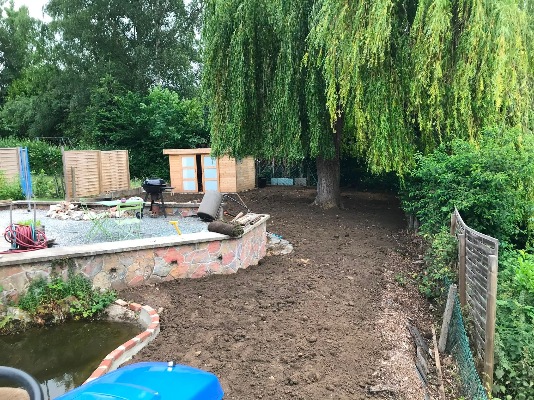Jardin après ensemencement — pelouse fraîche