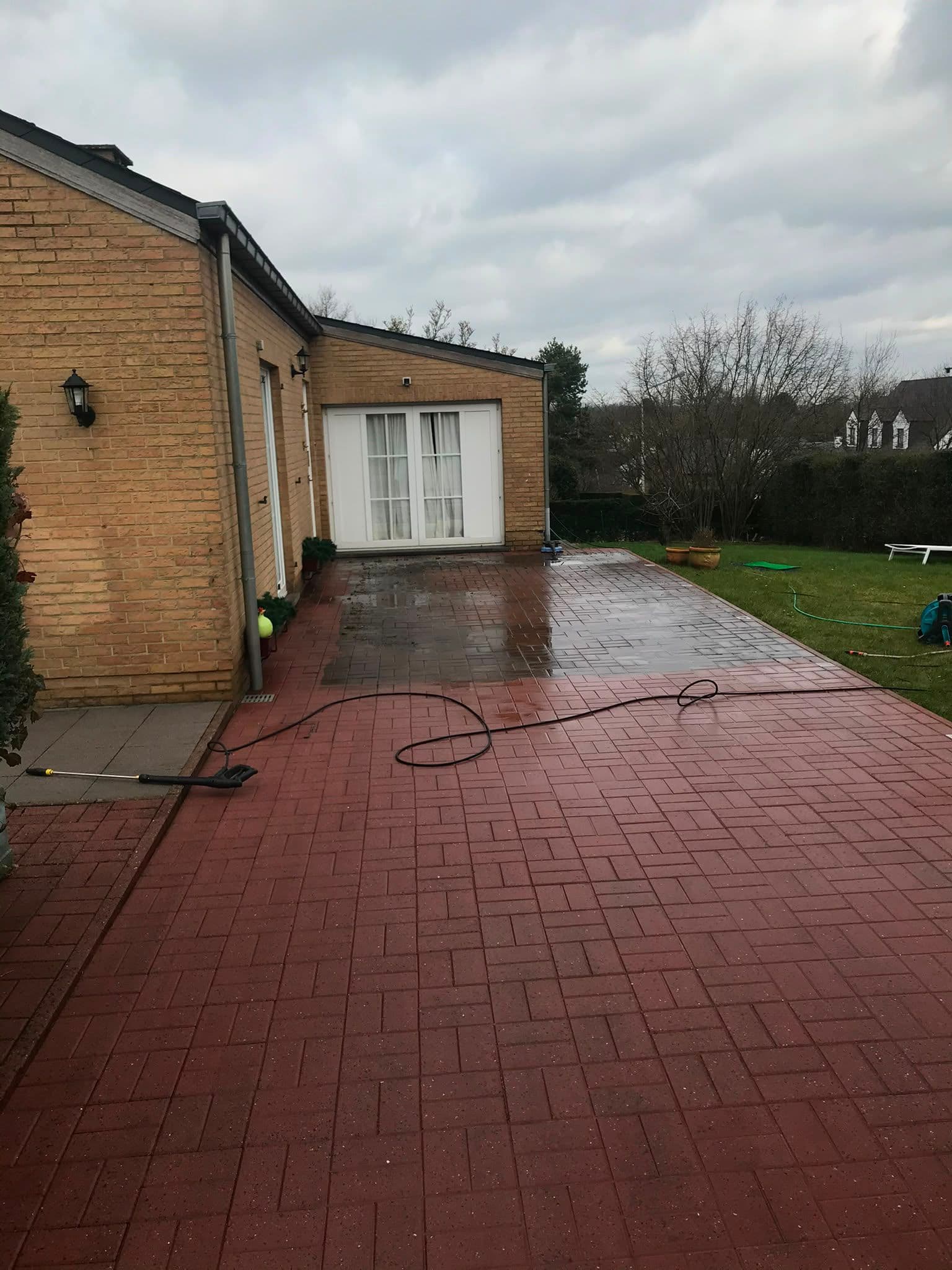 Terrasse en pavés retrouvant sa couleur après nettoyage haute pression
